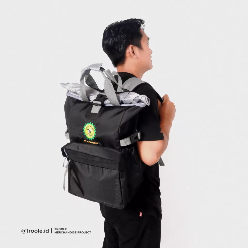Contoh Memakai Backpack