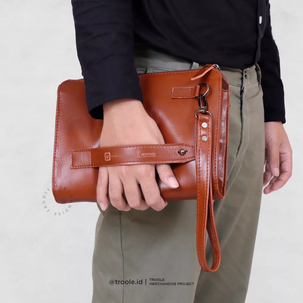 Contoh Memakai Clutch