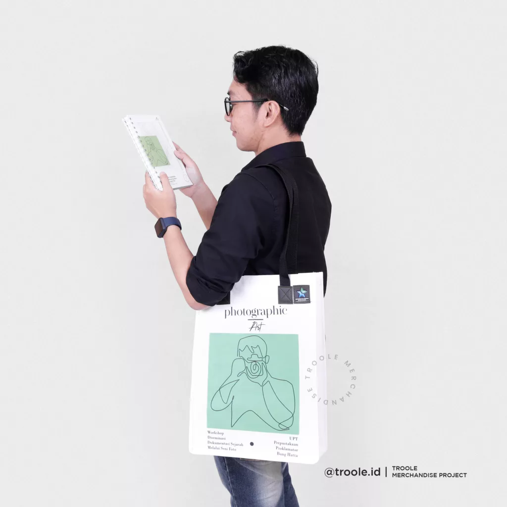 Contoh Memakai Tote Bag